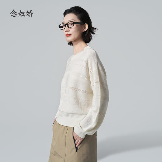 【商场同款】CNK6363 “ 留白毛衫 ”象牙白色温润雅致 不规则镂空条纹充满艺术性  宽松毛衫 商品图4
