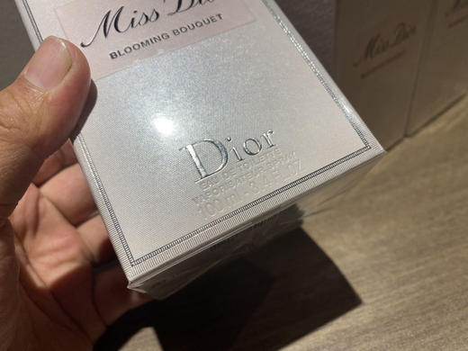 迪奥  甜心小姐  100ml  正品原产国法国香粉

一切全原！这款香水卖了三年了，全好评！收到猛夸型。

直供明通！！！国内罐装，随便对比！！ 商品图12