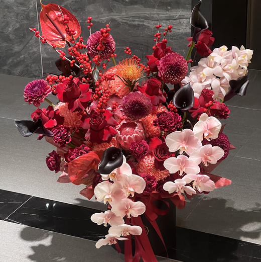 《锦晧》蝴蝶兰红掌冬青马蹄莲大丽花年宵花抱抱桶 商品图0