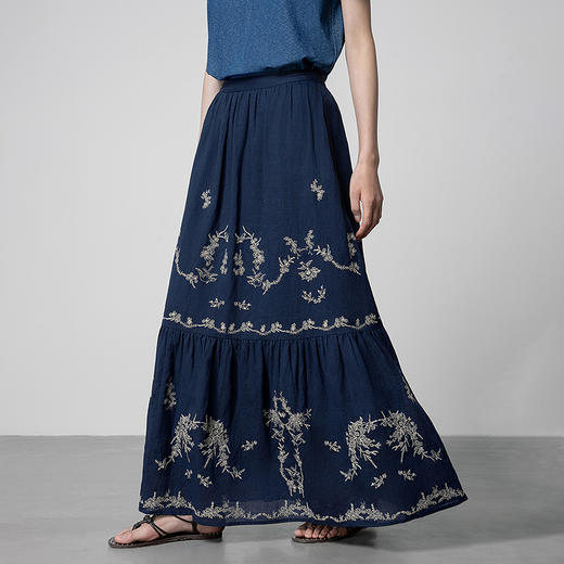 【林栖设计小店】 鸟戏花间|藏青色优雅绣花肌理感2026春新款宽松半身裙1961111 商品图0