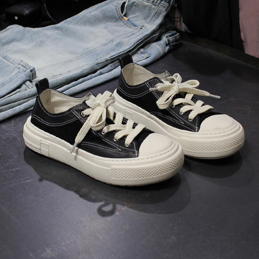 DRONKOO 2026 系带皮拼反毛皮同色拼接厚底低帮板鞋 商品图1