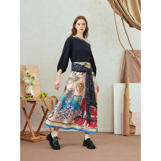 两三事画报女郎2026春季新款优雅绑带印花裙摆不对称一字肩连衣裙 商品图3