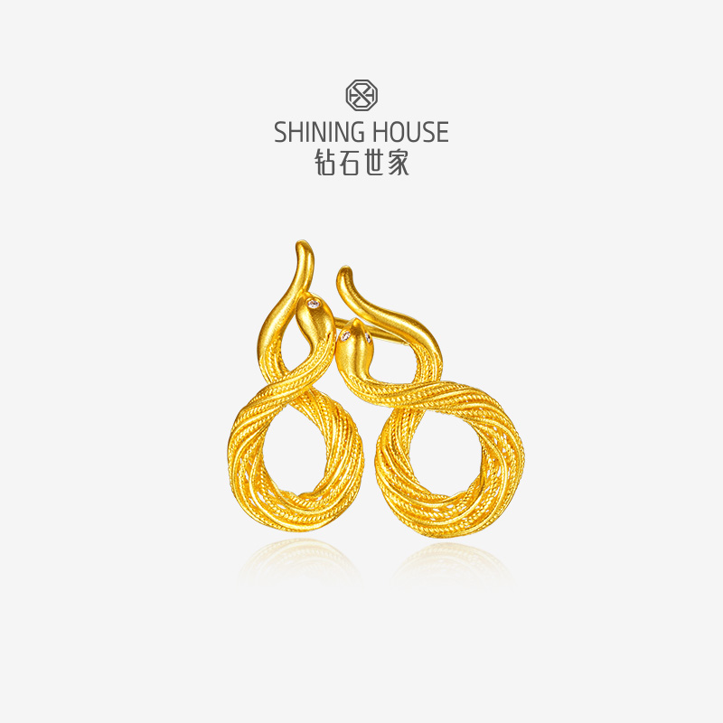 钻石世家[艺术黄金]   巳来运转系列 足金钻石耳饰  象征财运富贵长寿的灵蛇纹融入吉祥元素，黄金与闪耀钻石的时尚设计蕴藏金蛇庇护，蛇来运转的巧思【黄金产品不支持无理由退换货】预计3-5天发货