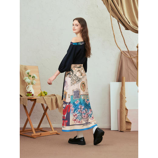 两三事画报女郎2026春季新款优雅绑带印花裙摆不对称一字肩连衣裙 商品图4