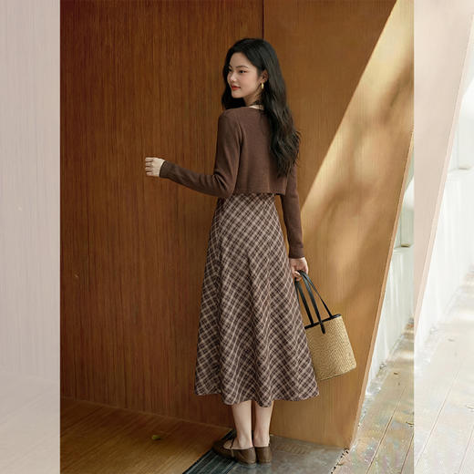 西遇咖色针织开衫套装女2026春季新款格纹挂脖吊带裙配开衫两件套E0060132/E0060133 商品图4