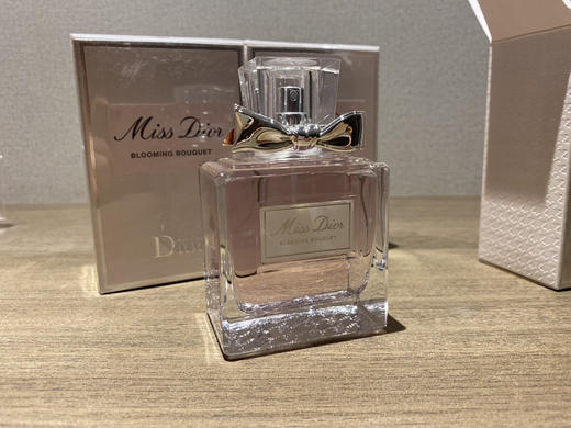 迪奥  甜心小姐  100ml  正品原产国法国香粉

一切全原！这款香水卖了三年了，全好评！收到猛夸型。

直供明通！！！国内罐装，随便对比！！ 商品图6