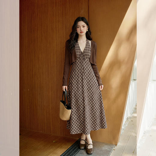西遇咖色针织开衫套装女2026春季新款格纹挂脖吊带裙配开衫两件套E0060132/E0060133 商品图3