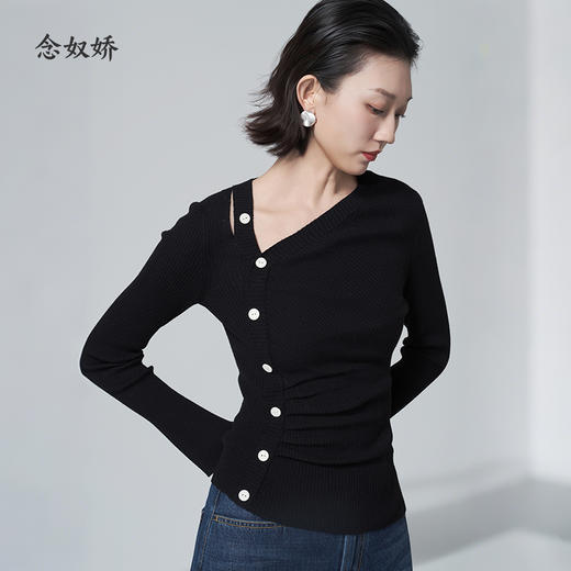 【商场同款】CNK6398 “ 法式甜而不腻 针织衫 ” 法式斜扣视觉焦点，点睛别致 修饰身形雅致好穿 商品图0