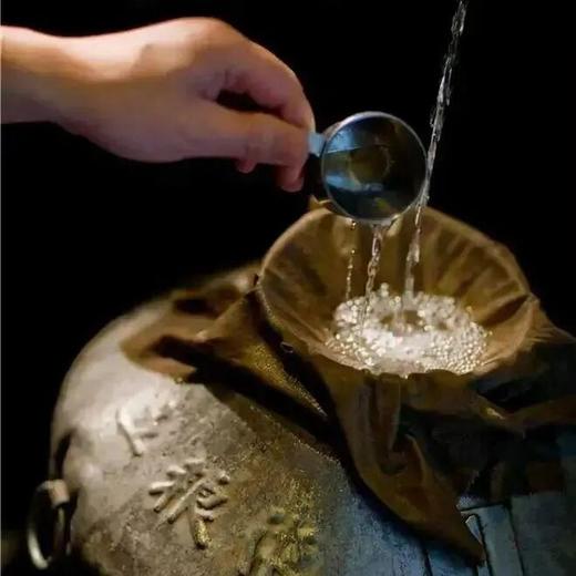 五粮液「一尊天下・盛世佳品」白酒礼盒 | 五粮液独创的“包包曲”工艺，口感喷香浓郁，醇厚甘美，回味悠长 商品图4