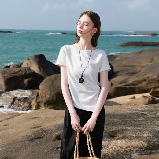 【莱赛尔】三彩2026春季新款设计感扭结开叉小白T恤一字领套头衫M 商品图2