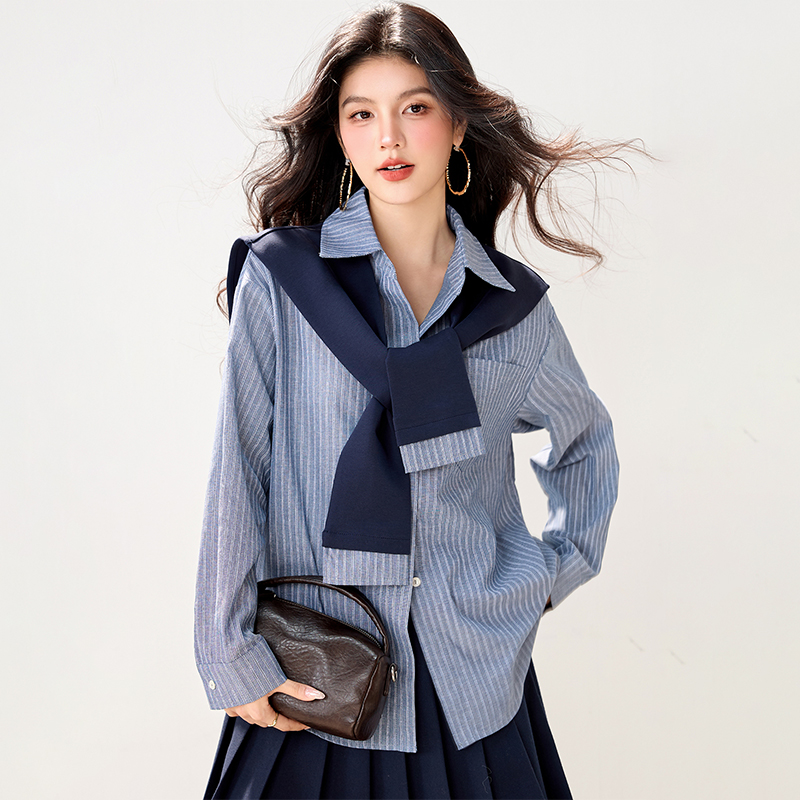 西遇韩系蓝色条纹衬衫女2026春季新款学院风宽松衬衣配披肩两件套SS060158