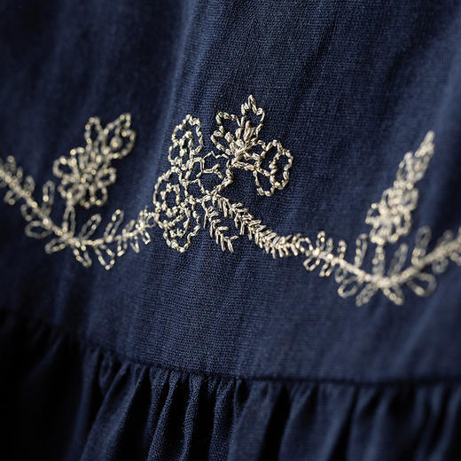 【林栖设计小店】 鸟戏花间|藏青色优雅绣花肌理感2026春新款宽松半身裙1961111 商品图5