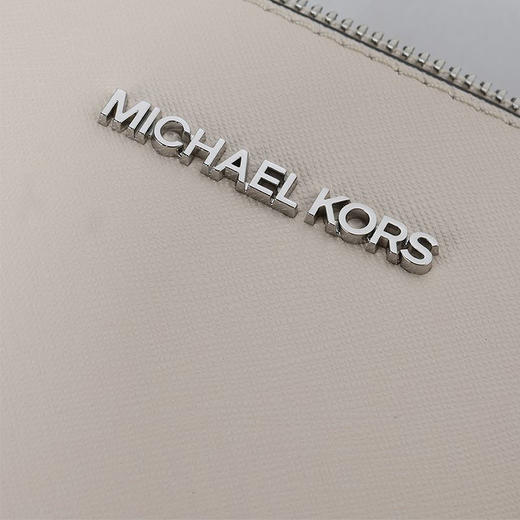 【品牌】MK Charlotte 大号Logo挂饰单肩手提托特女包奶白色 商品图3