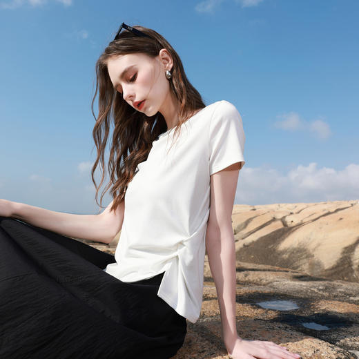 【莱赛尔】三彩2026春季新款设计感扭结开叉小白T恤一字领套头衫M 商品图1