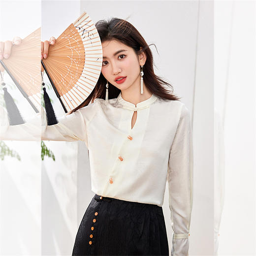 西遇新中式国风上衣女2026年春季新款圆领斜襟盘扣修身长袖衬衫SS060154 商品图3