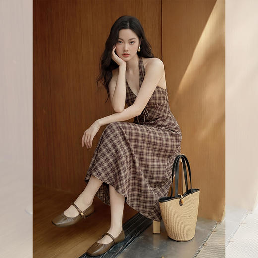 西遇咖色针织开衫套装女2026春季新款格纹挂脖吊带裙配开衫两件套E0060132/E0060133 商品图2