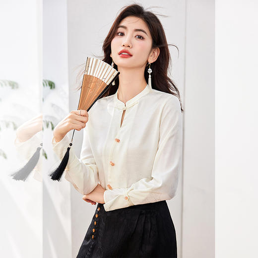 西遇新中式国风上衣女2026年春季新款圆领斜襟盘扣修身长袖衬衫SS060154 商品图4