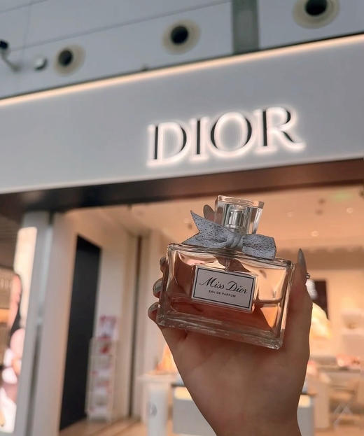 迪奥  甜心小姐  100ml  正品原产国法国香粉

一切全原！这款香水卖了三年了，全好评！收到猛夸型。

直供明通！！！国内罐装，随便对比！！ 商品图2