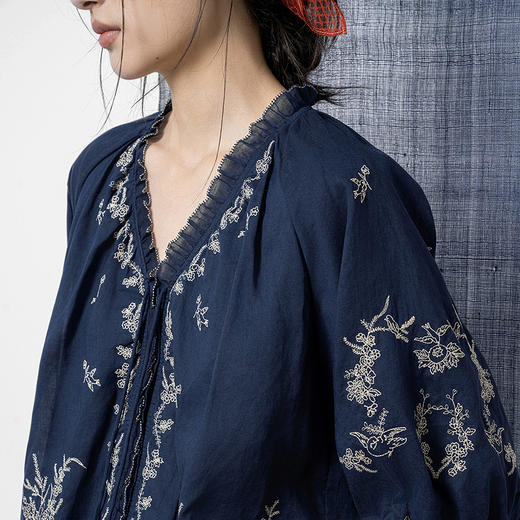 【林栖设计小店】鸟戏花间|藏青色绣花肌理宽松百搭2026春新款优雅衬衣1961146 商品图8