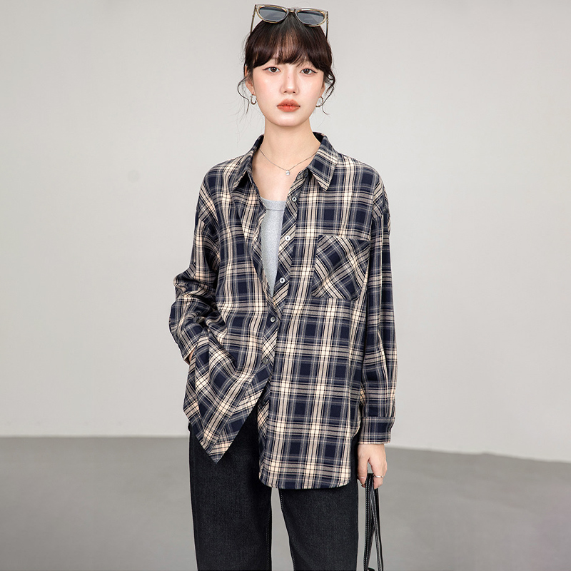西遇藏青色格子衬衫女2026年春季新款复古港风宽松翻领长袖上衣SS060147