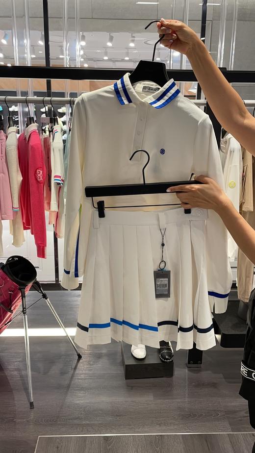 G4春季海报款螺纹女士长袖POLO衫来了！就是设计很别致的一款POLO衫，领口和袖子都是特殊螺纹，胸口立体胶LOGO徽章，处处都体现出品质，ZG面料厚度适中！ 商品图1