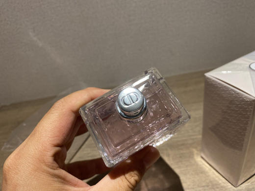 迪奥  甜心小姐  100ml  正品原产国法国香粉

一切全原！这款香水卖了三年了，全好评！收到猛夸型。

直供明通！！！国内罐装，随便对比！！ 商品图4