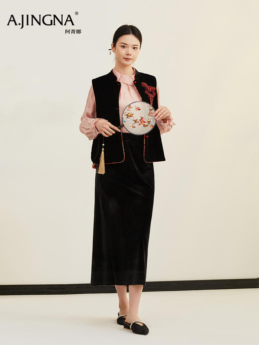 【新中式】阿菁娜春季新款新中式马甲真丝丝绒手工钉珠小红马立领撞色滚边细节处处显匠心F31C203002 商品图4