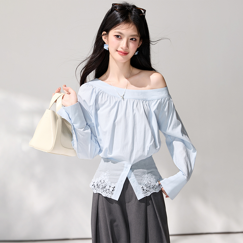 西遇斜领露肩蓝色衬衫女2026年春季新款不规则蕾丝薄款套头衬衣SS060150