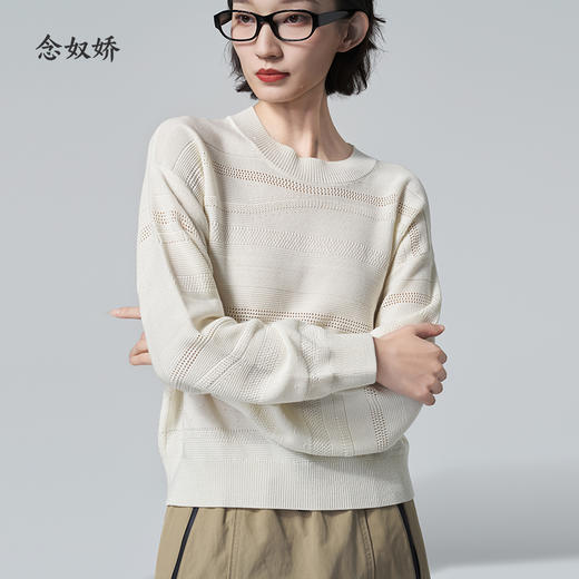 【商场同款】CNK6363 “ 留白毛衫 ”象牙白色温润雅致 不规则镂空条纹充满艺术性  宽松毛衫 商品图1
