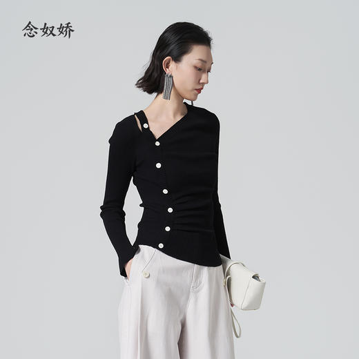 【商场同款】CNK6398 “ 法式甜而不腻 针织衫 ” 法式斜扣视觉焦点，点睛别致 修饰身形雅致好穿 商品图7