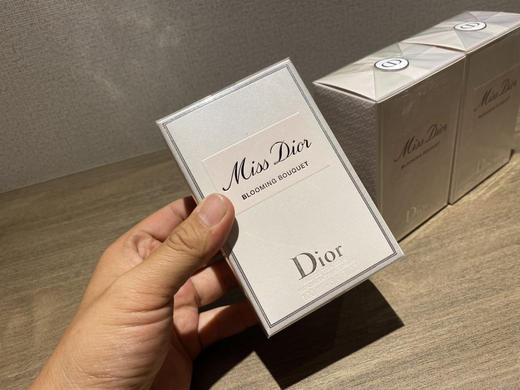 迪奥  甜心小姐  100ml  正品原产国法国香粉

一切全原！这款香水卖了三年了，全好评！收到猛夸型。

直供明通！！！国内罐装，随便对比！！ 商品图13