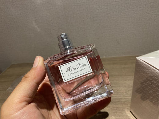 迪奥  甜心小姐  100ml  正品原产国法国香粉

一切全原！这款香水卖了三年了，全好评！收到猛夸型。

直供明通！！！国内罐装，随便对比！！ 商品图0