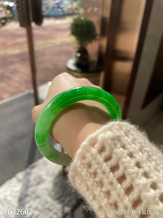 圆条艳绿手镯【6032602】圈口56.0~具体价格微信咨询 商品图0