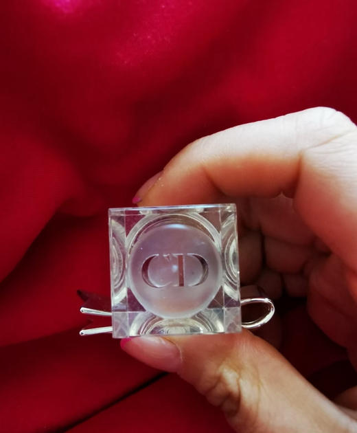 迪奥  甜心小姐  100ml  正品原产国法国香粉

一切全原！这款香水卖了三年了，全好评！收到猛夸型。

直供明通！！！国内罐装，随便对比！！ 商品图14