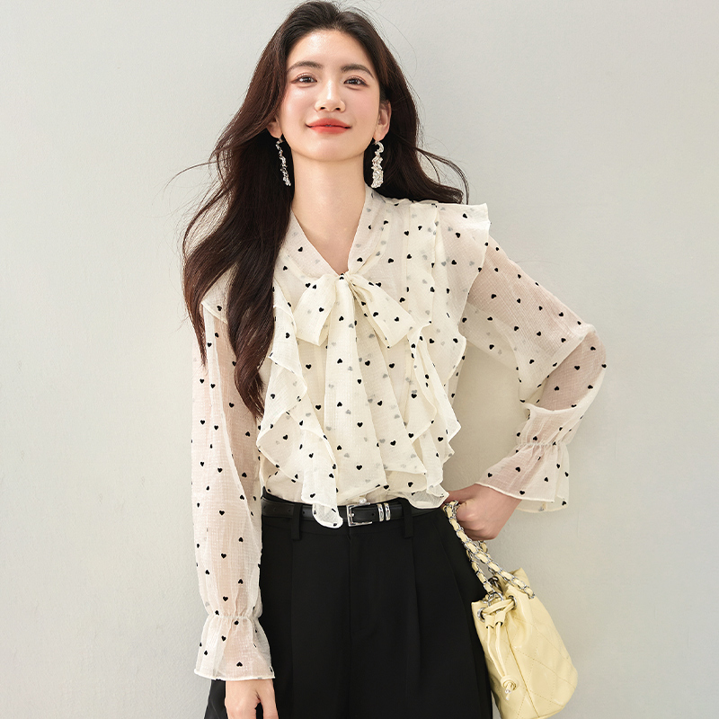 西遇荷叶边波点长袖衬衫女2026年春季新款法式v领宽松蝴蝶结上衣SS060151