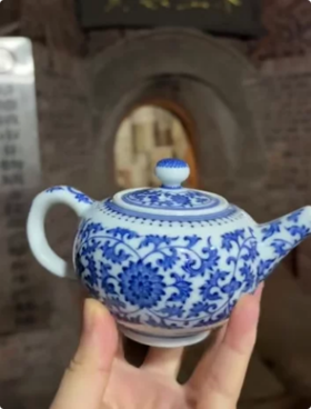 缠枝莲点工茶壶