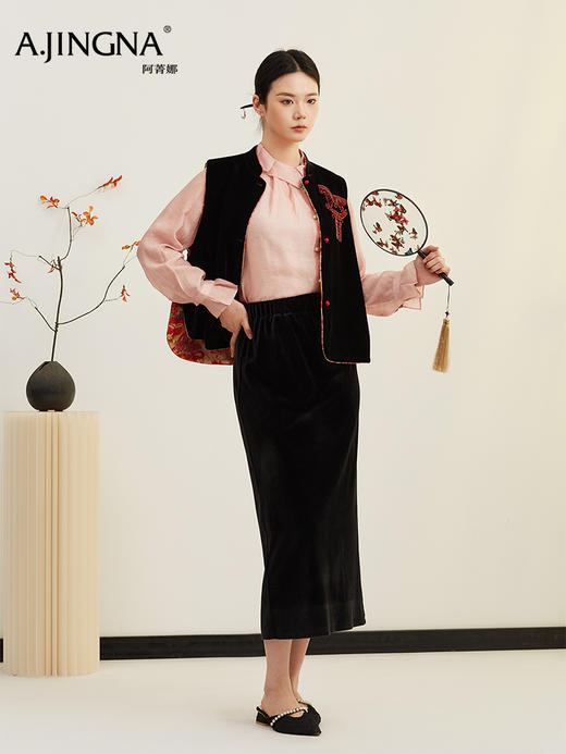 【新中式】阿菁娜春季新款新中式马甲真丝丝绒手工钉珠小红马立领撞色滚边细节处处显匠心F31C203002 商品图3