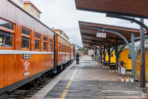 暖冬小众目的地！【滇东南5日亲子营】走进哈利族秘境部落，探访阿者科的蘑菇房，博物馆探寻寒武纪生命的奥秘，哈尼梯田摸鱼，漫步抚仙湖，碧色寨重现“芳华”年代，在建水当“小秀才”，捏紫陶 商品图4