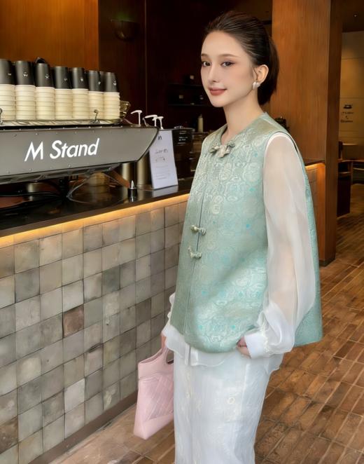 伯妮斯茵 | 新中式复古 叠穿马甲 圆领盘扣提花 提花缎面 日常通勤出游   SC1H01 商品图2