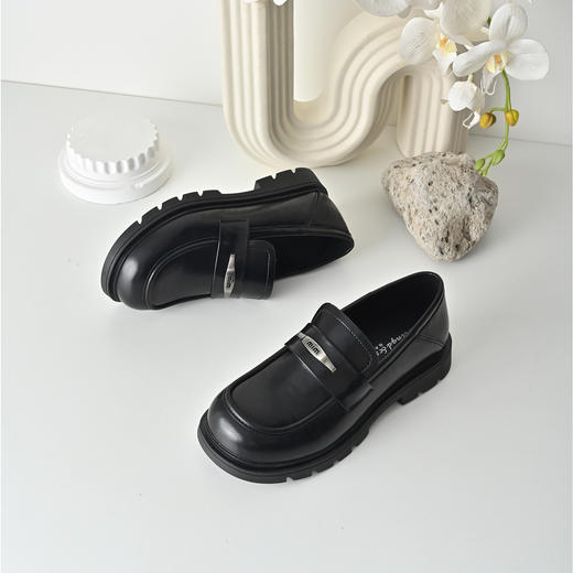 经典鲨2026年春季专柜新品黑色圆头软底一脚蹬通勤乐福鞋女KW507-617021 商品图1