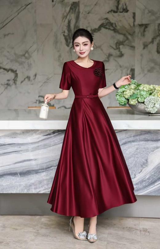 SC1S09 顺圣色轻奢缎面礼服裙，垂坠抗皱，柔光缎面显华贵，小翻领 + 立体胸花装饰，搭配同色系收腰腰带，A 字大摆及踝版型，上身尽显端庄华贵气质，收腰设计遮肉显瘦适配婚宴、寿宴、高端聚会等重要场合 商品图0