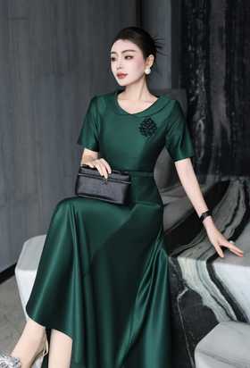 SC1S09 祖母绿轻奢缎面礼服裙，垂坠抗皱，柔光缎面显华贵，小翻领 + 立体胸花装饰，搭配同色系收腰腰带，A 字大摆及踝版型，上身尽显端庄华贵气质，收腰设计遮肉显瘦适配婚宴、寿宴、高端聚会等重要场合