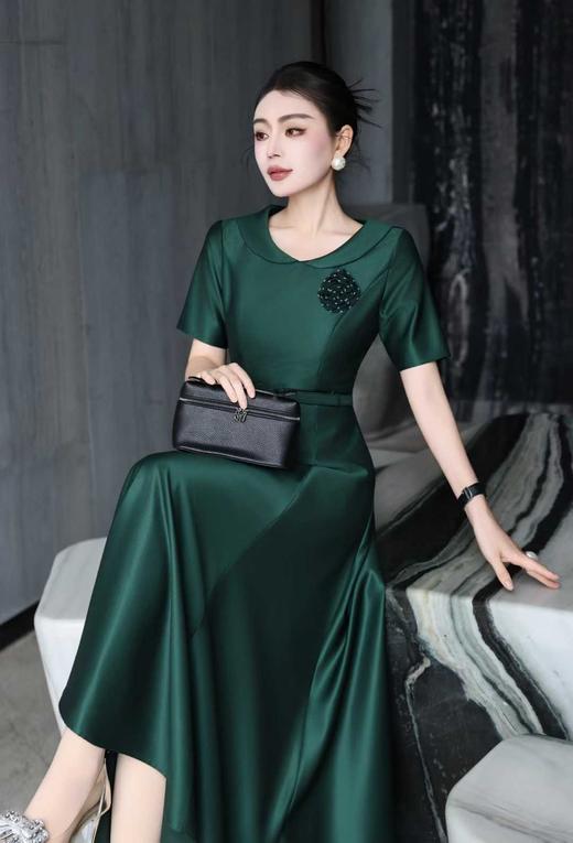 SC1S09 祖母绿轻奢缎面礼服裙，垂坠抗皱，柔光缎面显华贵，小翻领 + 立体胸花装饰，搭配同色系收腰腰带，A 字大摆及踝版型，上身尽显端庄华贵气质，收腰设计遮肉显瘦适配婚宴、寿宴、高端聚会等重要场合 商品图0
