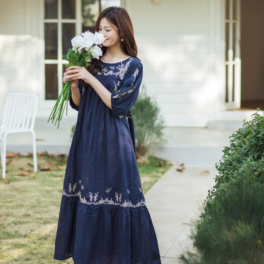 【林栖设计小店】鸟戏花间|藏青色绣花肌理花边拼接2026春新款优雅连衣裙1961129 商品图2