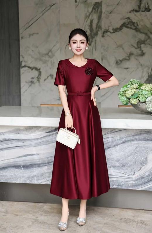 SC1S09 顺圣色轻奢缎面礼服裙，垂坠抗皱，柔光缎面显华贵，小翻领 + 立体胸花装饰，搭配同色系收腰腰带，A 字大摆及踝版型，上身尽显端庄华贵气质，收腰设计遮肉显瘦适配婚宴、寿宴、高端聚会等重要场合 商品图3