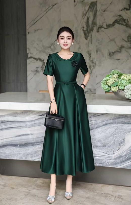 SC1S09 祖母绿轻奢缎面礼服裙，垂坠抗皱，柔光缎面显华贵，小翻领 + 立体胸花装饰，搭配同色系收腰腰带，A 字大摆及踝版型，上身尽显端庄华贵气质，收腰设计遮肉显瘦适配婚宴、寿宴、高端聚会等重要场合 商品图2