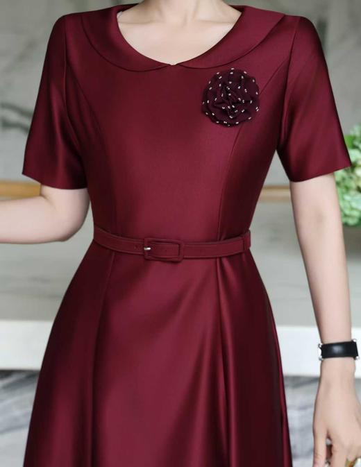 SC1S09 顺圣色轻奢缎面礼服裙，垂坠抗皱，柔光缎面显华贵，小翻领 + 立体胸花装饰，搭配同色系收腰腰带，A 字大摆及踝版型，上身尽显端庄华贵气质，收腰设计遮肉显瘦适配婚宴、寿宴、高端聚会等重要场合 商品图1