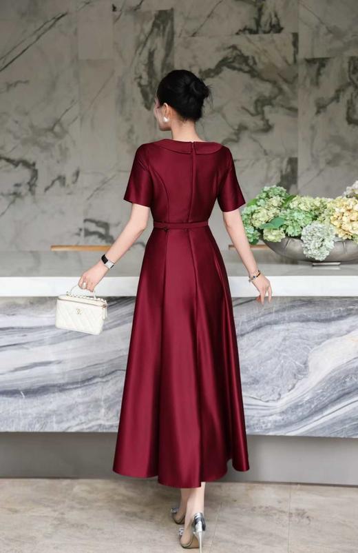 SC1S09 顺圣色轻奢缎面礼服裙，垂坠抗皱，柔光缎面显华贵，小翻领 + 立体胸花装饰，搭配同色系收腰腰带，A 字大摆及踝版型，上身尽显端庄华贵气质，收腰设计遮肉显瘦适配婚宴、寿宴、高端聚会等重要场合 商品图8