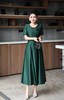 SC1S09 祖母绿轻奢缎面礼服裙，垂坠抗皱，柔光缎面显华贵，小翻领 + 立体胸花装饰，搭配同色系收腰腰带，A 字大摆及踝版型，上身尽显端庄华贵气质，收腰设计遮肉显瘦适配婚宴、寿宴、高端聚会等重要场合 商品缩略图4
