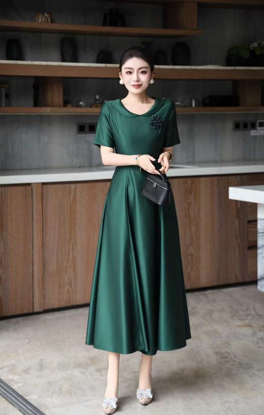 SC1S09 祖母绿轻奢缎面礼服裙，垂坠抗皱，柔光缎面显华贵，小翻领 + 立体胸花装饰，搭配同色系收腰腰带，A 字大摆及踝版型，上身尽显端庄华贵气质，收腰设计遮肉显瘦适配婚宴、寿宴、高端聚会等重要场合 商品图4